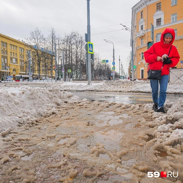 Люди стараются идти по кромке чавкающих под ногами снего-луж | Источник: Тимофей Калмаков / 59.RU
