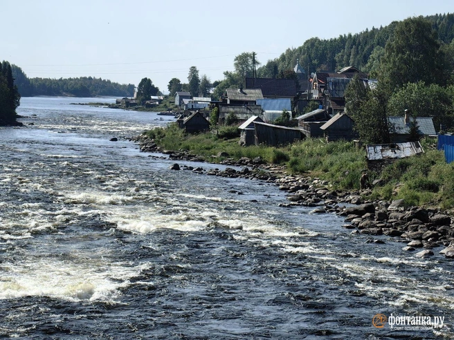 Вид на Старую Умбу и Морской порог. В этом году рыбаков почти нет — горбуша не пришла | Источник: Ксения Потеева / «Фонтанка.ру» 
