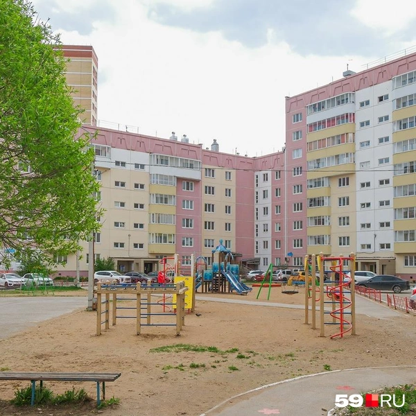 На детских площадках уютно  | Источник: Тимофей Калмаков