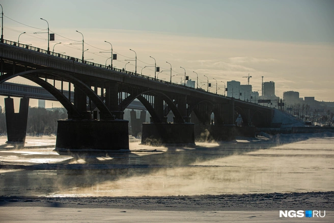 Закончить работы на мосту должны были в конце прошлого года, но подрядчик не справился | Источник: Александр Ощепков / NGS.RU