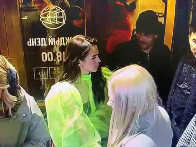 На кадрах видно, как мужчина в черной шапке (Вадим Трегубенков) наносит удар женщине в салатовом костюме у входа в бар. | Источник: читатель 74.RU