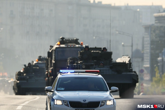 По перекрытым улицам Москвы военная техника ехала в сопровождении полиции  | Источник: Дмитрий Толстошеев / MSK1.RU