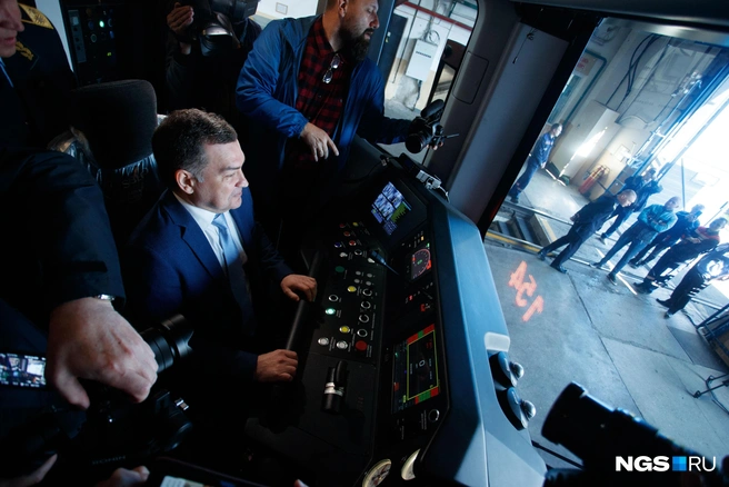 Максим Кудрявцев примерил на себя роль машиниста, он отметил, что кабина выглядит современно. Кресло в кабине разрабатывали, в том числе и местные специалисты | Источник: Андрей Бортко / NGS.RU