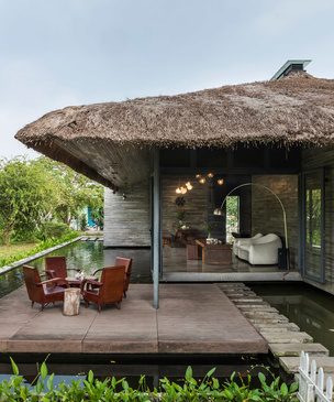 Дом с соломенной крышей и прудом во Вьетнаме