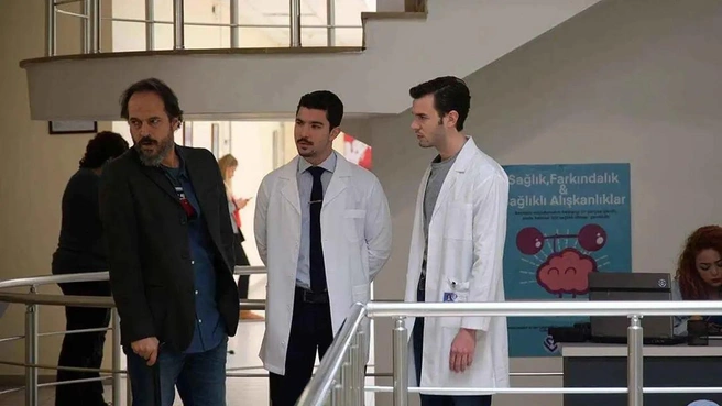 Оригинальное название сериала&nbsp;— по фамилии главного героя. В ней есть намек&nbsp;— Хекимоглу можно перевести с турецкого как «сын лекаря» | Источник: кадр из сериала «Доктор Хаос» (18+), реж. Хюлья Гезер, Семих Баджы, Эмре Айбек, студия OJO Pictures, 2019–2021 годы