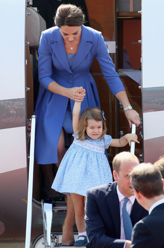 Принцесса Шарлотта и принц Джордж: первые фото из Германии