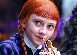 Рыжая героиня второго сезона «Уэнсдэй»: вся правда о персонаже Агнес ДеМилл и актрисе, которая ее играет