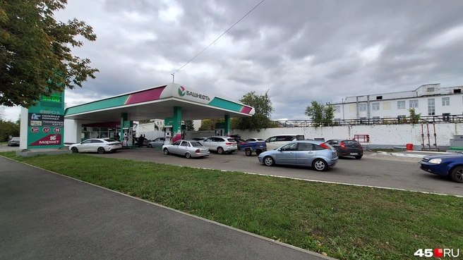 На «Башнефти» у «Гиперсити» в ожидании заправки стояло буквально около 5-7 машин | Источник: Александр Лисихин / 45.RU