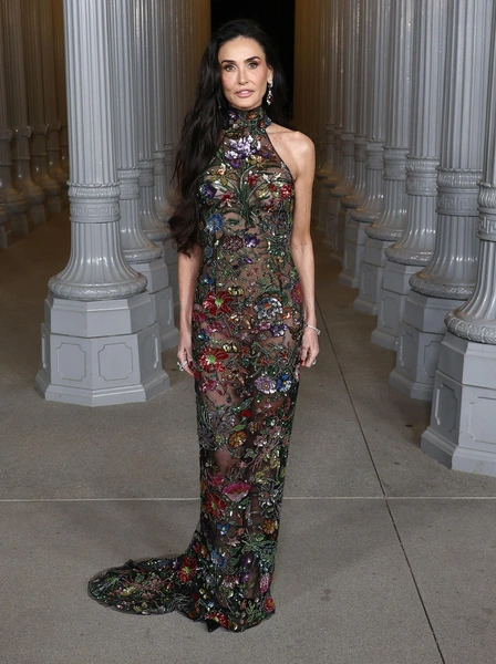 Самое красивое платье в новой истории Gucci — голое и цветочное, как у Деми Мур | Источник: Sipa USA/Sipa USA