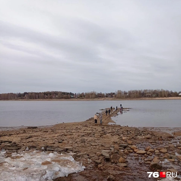 Со временем, когда ей перестали пользоваться, водозабор погрузился под воду | Источник: Екатерина Тихомирова