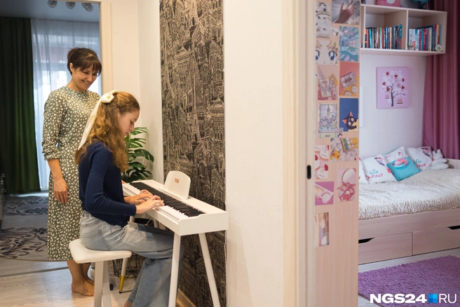 Уже год Аня учится играть на пианино | Источник: Мария Ленц / NGS24.RU