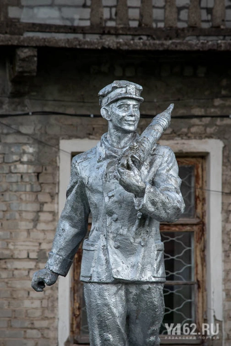 Статуя горняка в поселке