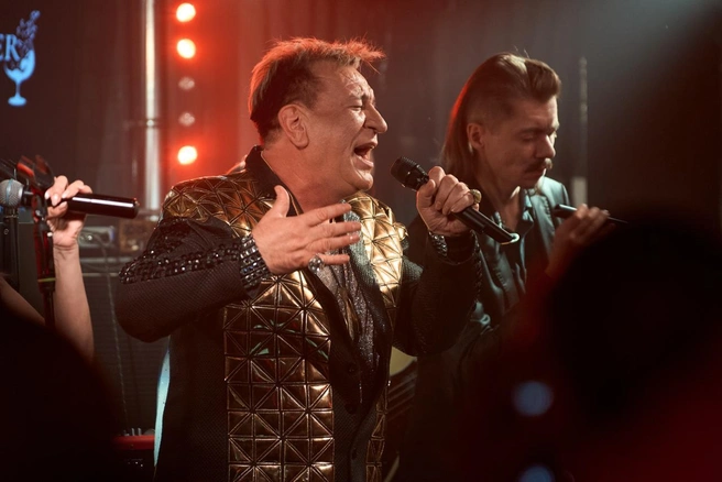 Сергей Пенкин так устал на гастролях, что не заметил, как разнес номер в пух (в буквальном смысле) | Источник: Сергей Пенкин / T.me