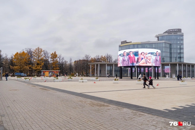 Ярославцы тестируют новую плитку на площади | Источник: Кирилл Поверинов / 76.RU