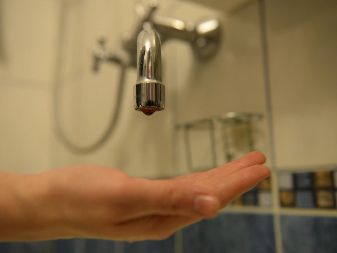 Ограничения введены в связи с монтажными работами на водоводе. | Источник: Фото