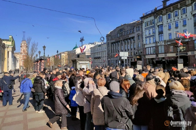 Метро «Гостиный двор» закрыто на вход | Источник: «Фонтанка.ру»