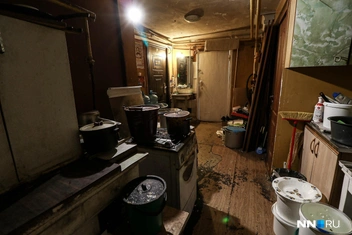Второй этаж отведен под коммунальную квартиру на шесть комнат: здесь живут три семьи | Источник: Наталья Бурухина / NN.RU