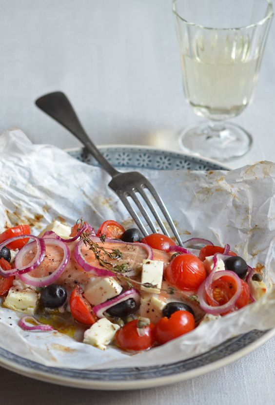 Очень красиво и вкусно: рецепт запеченного лосося с овощами в конвертиках