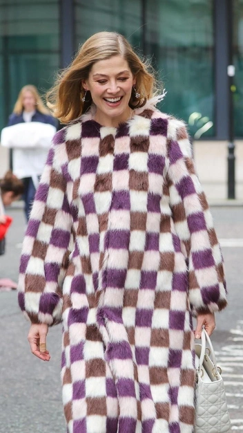 Бесподобный образ: Розамунд Пайк надела белоснежные колготки и поразила всех вокруг | marieclaire.ru