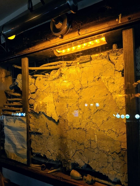 Фрагмент древней стены в пабе | Источник: Matthewvetter/Wikimedia Commons