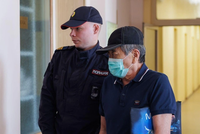 Один раз Пак задал вопрос свидетелю, другой раз — судье | Источник: Алексей Волхонский / V1.RU