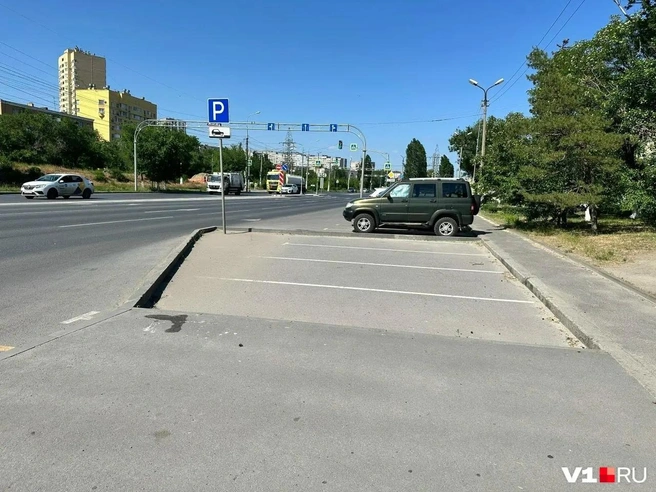Странное устройство бордюров обещают заделать | Источник: Арина Рязанова / V1.RU