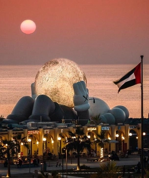 Художник KAWS установил 32-метровую инсталляцию на набережной Абу-Даби