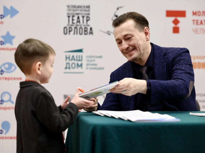 Перед премьерой юные зрители успели получить автографы артиста. | Источник: Наталья Лапцевич