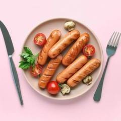 В колбасе и сосисках обнаружили «мясной клей»: опасен ли он для детей — отвечают эксперты