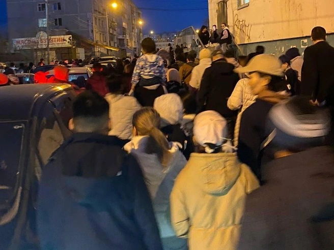 Народ пытается выбраться с площади | Источник: Надежда Ефимова / 14.RU