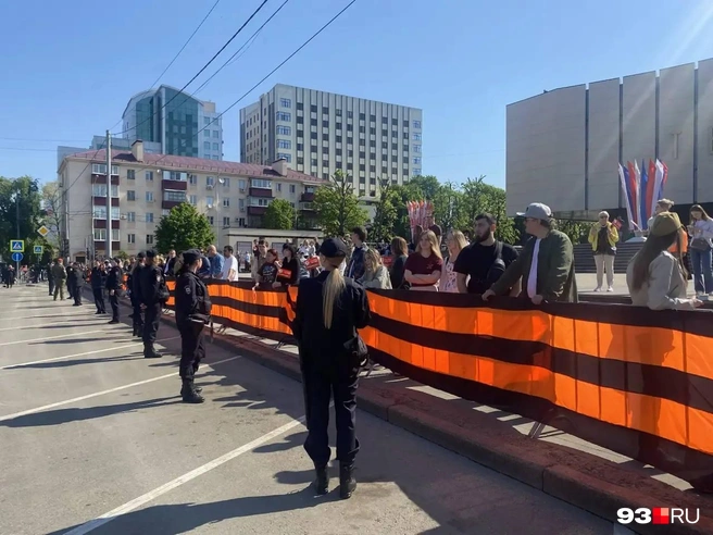 Первые зрители начали приходить к началу | Источник: Екатерина Железнова / 93.RU