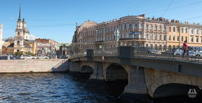Сегодня на мосту можно увидеть старые каменные опоры и боковые пролёты, но гранитных башен уже нет | Источник: Мостотрест