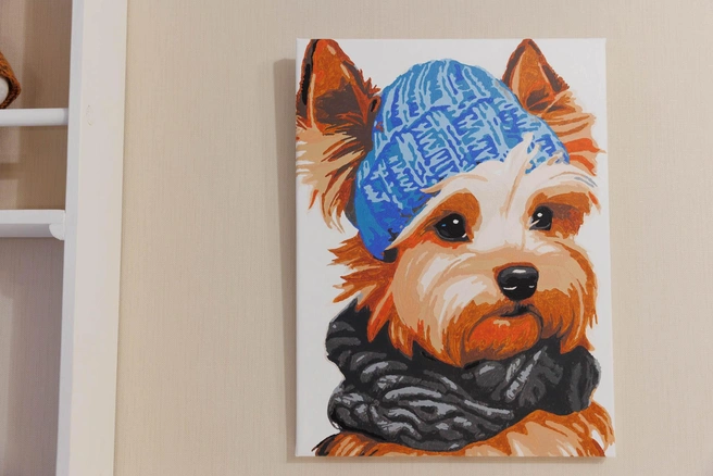 Елена не только шьет, но и пишет картины. На этой&nbsp;— обожаемый йорк, укутанный в шапку и шарф | Источник: Ирина Шарова / 72.RU