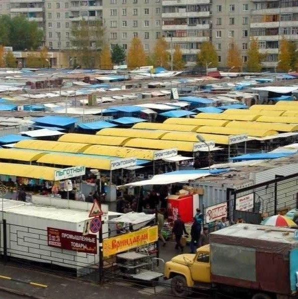 Начало 2000-х. До появления первых ТРЦ еще минимум лет пять. За обновками — на рынки, а куда ж еще? Это «Солнечный» | Источник: РетроТюмень | Старые фотографии Тюмени / Vk.com