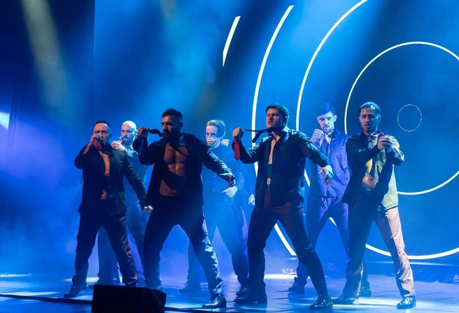Хотите полюбоваться на кубики пресса за 1500?  | Источник: danceteatr.ru 