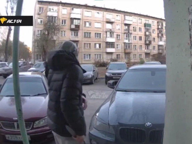 На кадрах запечатлен момент, когда новосибирец скрывается в подъезде жилого дома. | Источник: Видеоматериал с места события