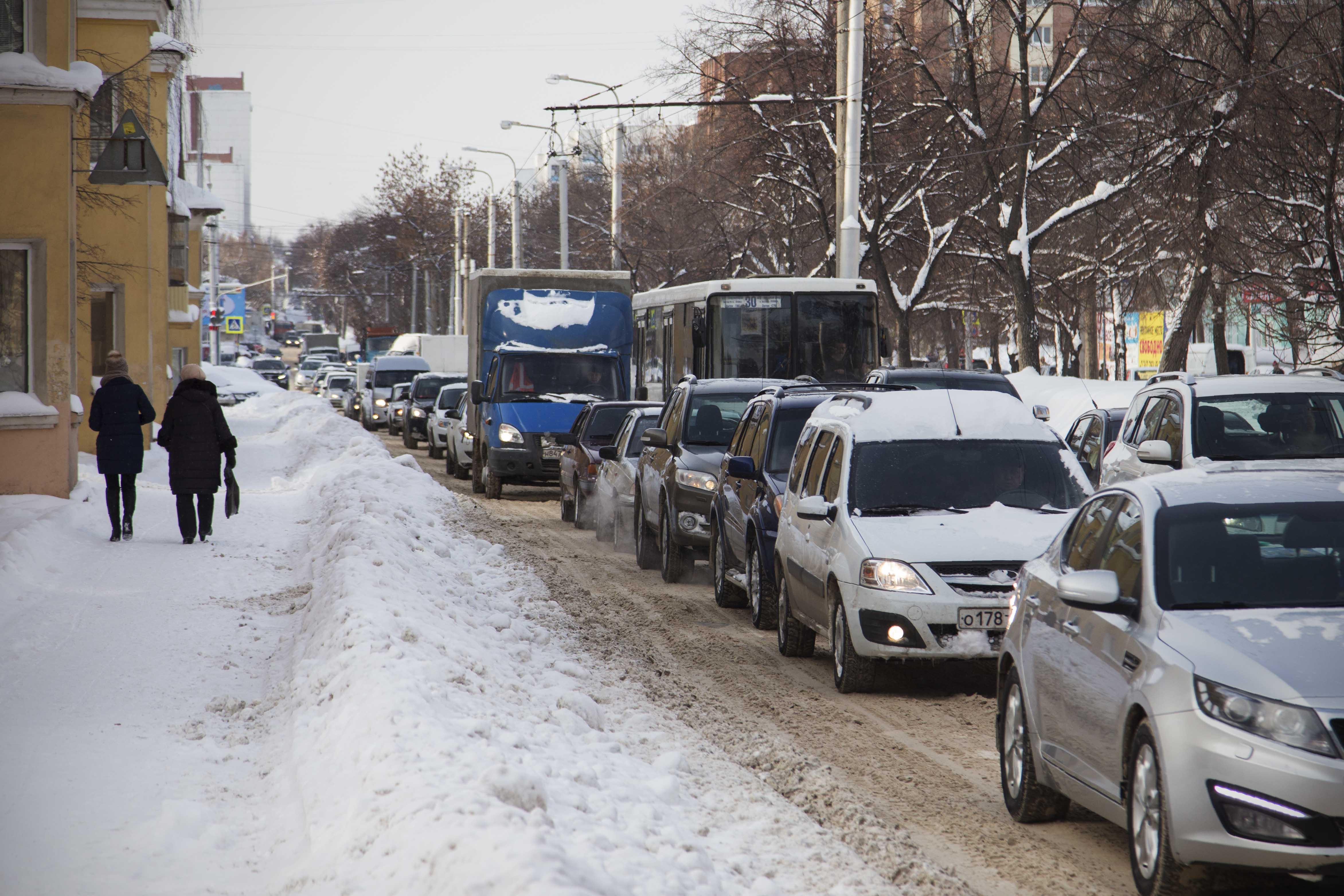 Ночуем на работе: из-за приезда Медведева Уфа днем застряла в пробках — к вечеру будет еще хуже