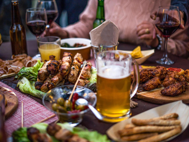 Что нельзя есть с алкоголем: 9 групп продуктов, которые нужно убрать с праздничного стола