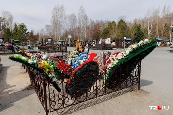 Могила заслуженного хирурга находится неподалеку от входа | Источник: Ирина Шарова / 72.RU