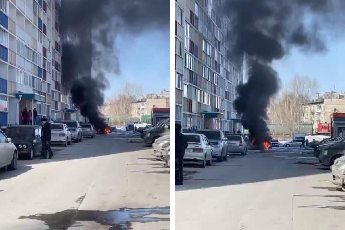 Машина загорелась во дворе 17-этажки на Первомайке в Новосибирске — видео  пожара - 1 апреля 2023 - НГС.ру