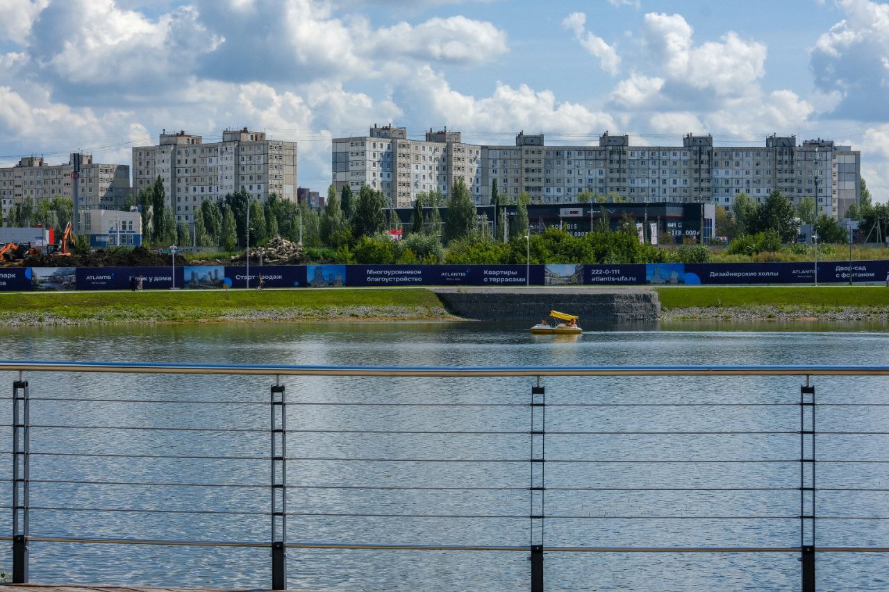 У озера Кашкадан в Уфе возводят жилкомплекс: узнали, кто затеял стройку, и заглянули на площадку