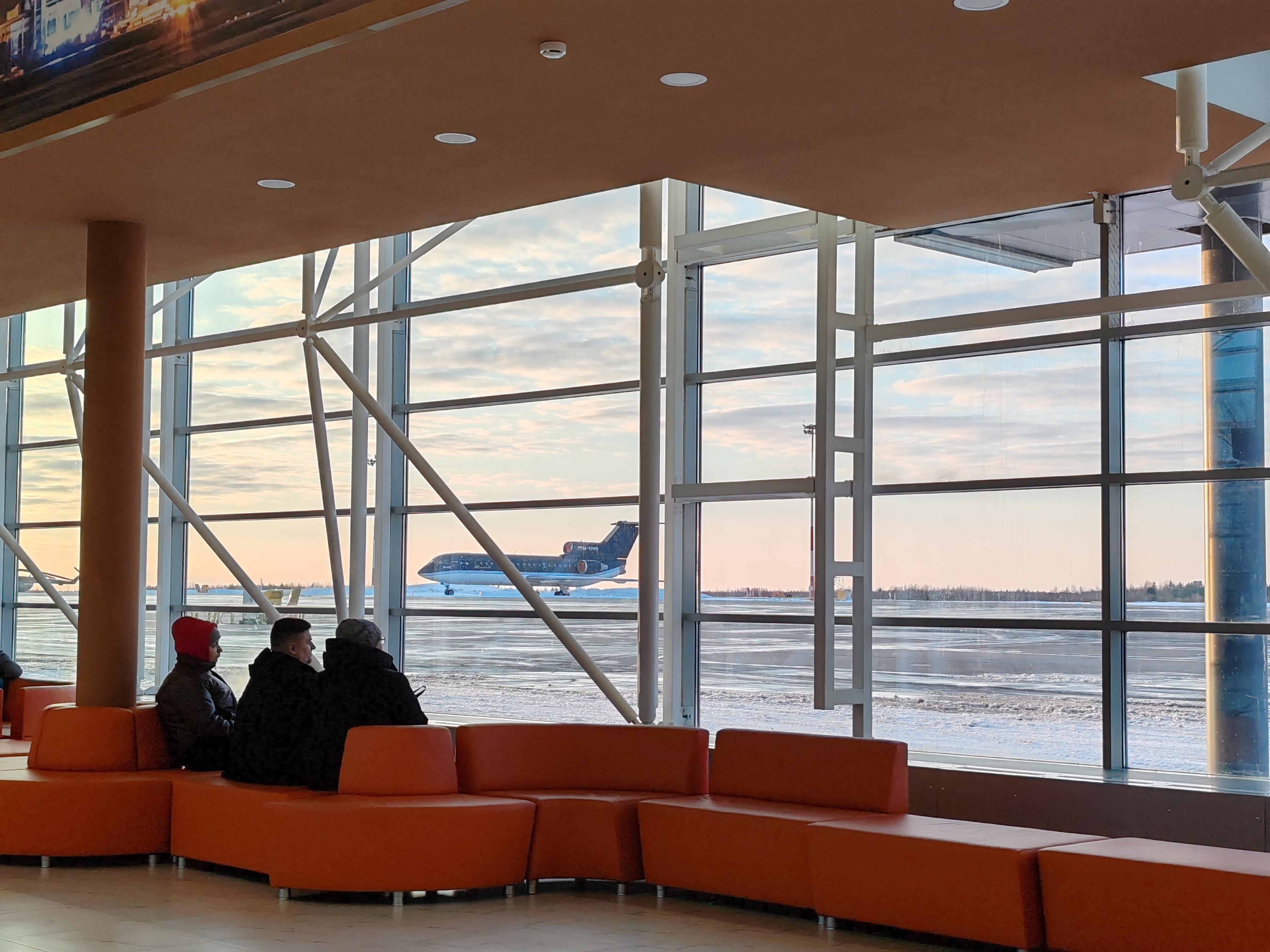 В аэропорту Архангельска продолжают задерживать вылеты самолетов