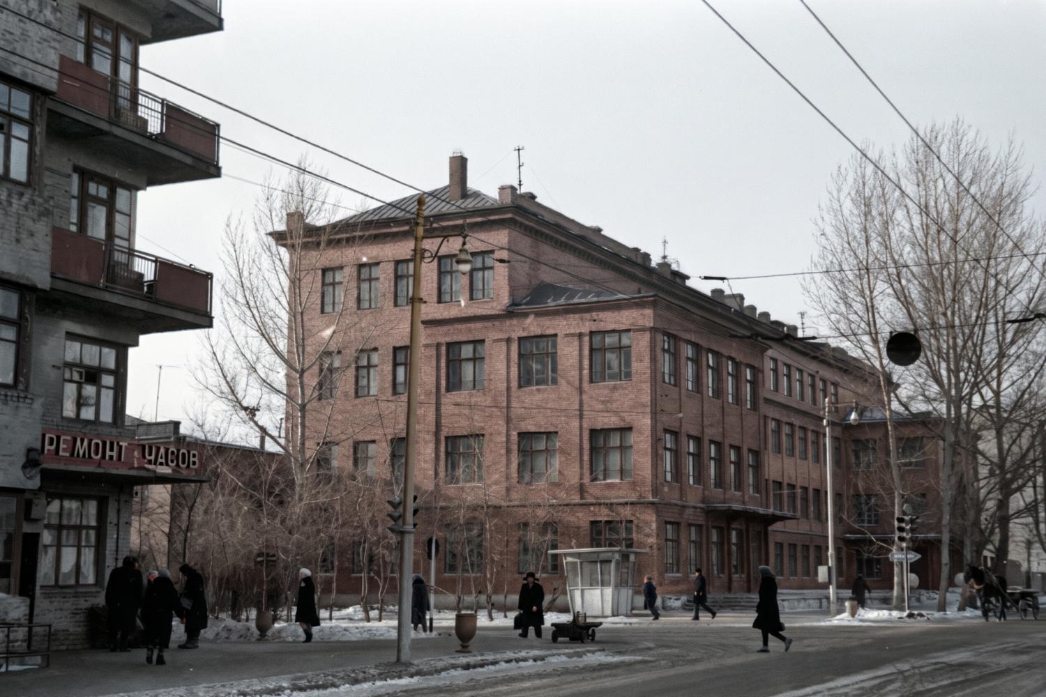 Пересечение улиц Льва Толстого и Молодогвардейской. Сейчас тут шестой корпус самарского «педа». В Великую Отечественную в здании работала школа № 58. Здесь в 1941–1942-м годах учился Эльдар Рязанов | Источник: цвет восстановлен с помощью ИИ