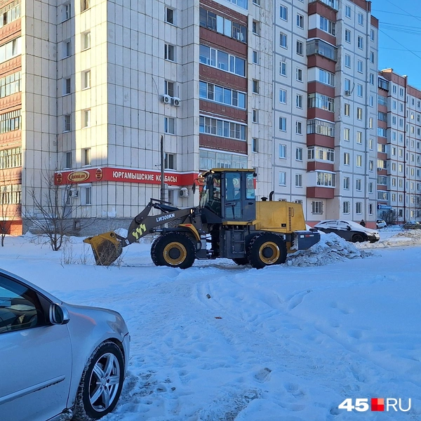 Тракториста не было на месте, может быть обеденный перерыв | Источник: Александр Лисихин / 45.RU