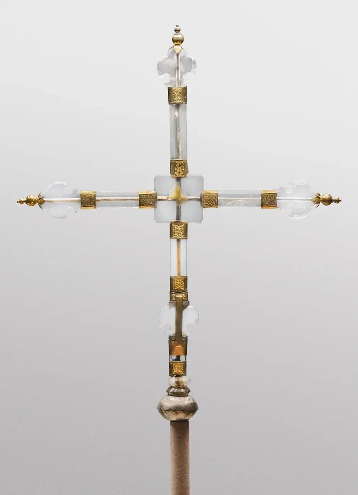 Крест выносной «корсунский». Хрусталь — Западная Европа, XV в. (?); серебряные обкладки — Россия, конец XVI — начало XVII в. | Источник: Музеи Московского Кремля