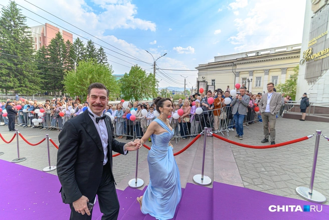 Дюжев с усами и карате на дорожке. Смотрите фото с церемонии закрытия XII ЗМКФ | Источник: Олег Фёдоров / CHITA.RU