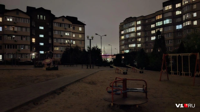 Двор на обесточенной улице выглядит непривычно | Источник: Тимофей Крылов / V1.RU