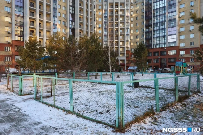 В микрорайоне есть две площадки для выгула собак | Источник: Евгений Софийчук / NGS55.RU