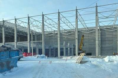 Кровельщик упал с шестиметровой высоты на стройке в Новосибирской области