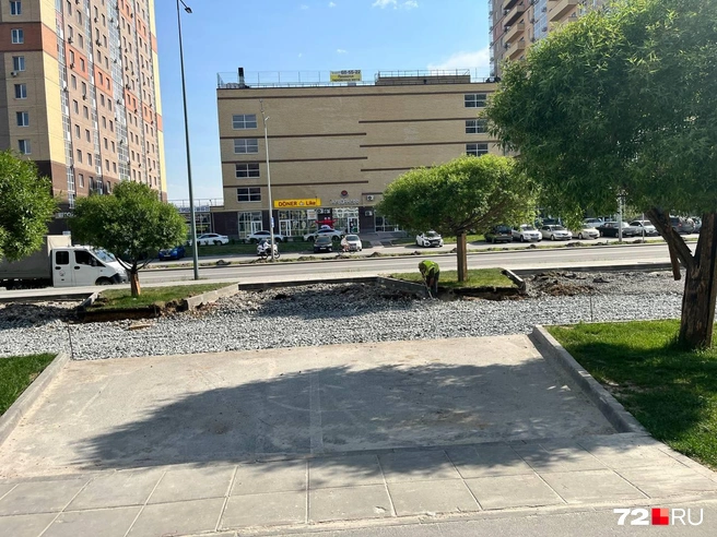 Судя по всему, парковочный карман сохранился во время стройки. Нужно ли снимать этот асфальт? Судите сами | Источник: Анатолий Кузнецов / 72.RU